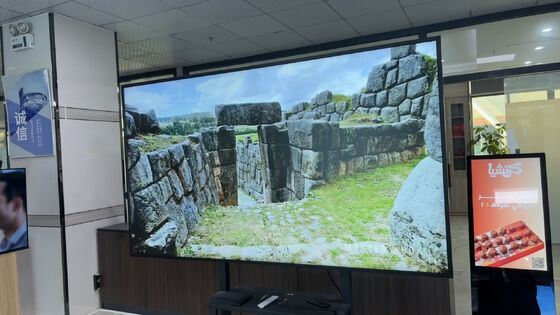 86 इंच 2000nits 4K बड़ा IP55 वाटरप्रूफ आउटडोर टीवी वॉल माउंट